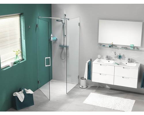 Badkamer met douche, wastafel, spiegel en accessoires