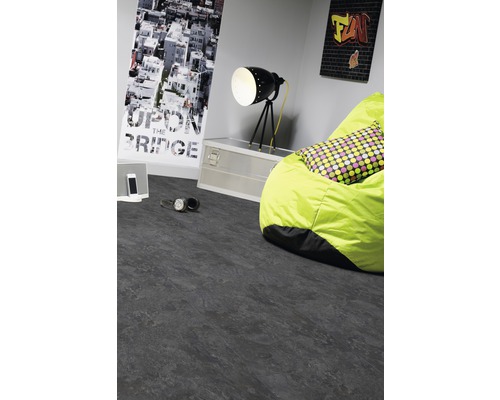 Interieur met grijze vloer, zitzak en decoratie