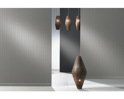 Scene met structuurbehang, staande lamp en hanglampen