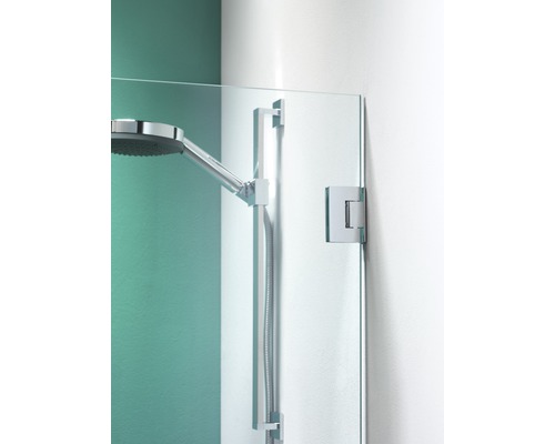 Detailopname van een douchecabine met glazen wand en kraan