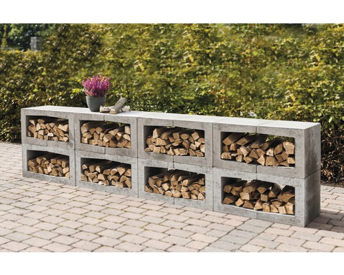 Houtopslag van betonblokken met houtblokken en een plant in pot