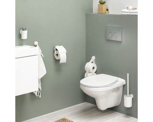 Badkamer met toilet, stortbak, toiletpapierhouder, handdoek en zeepdispenser