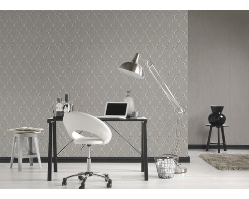 Decoratieve studeerkamer met behang met patroon, bureau en bureaustoel