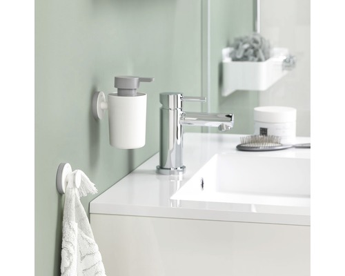 Moderne badkamer met wastafel, kraan, zeepdispenser en handdoekhouder