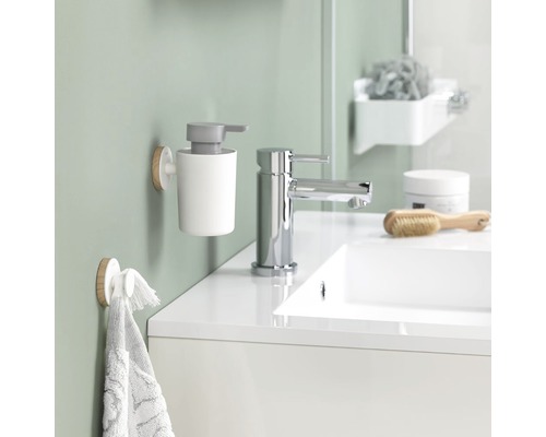 Moderne badkamer met zeepdispenser, handdoekhouder en wastafel