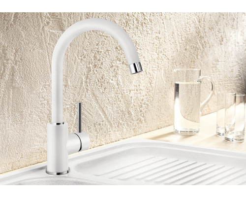 Witte keukenkraan met hoge uitloop en gootsteen