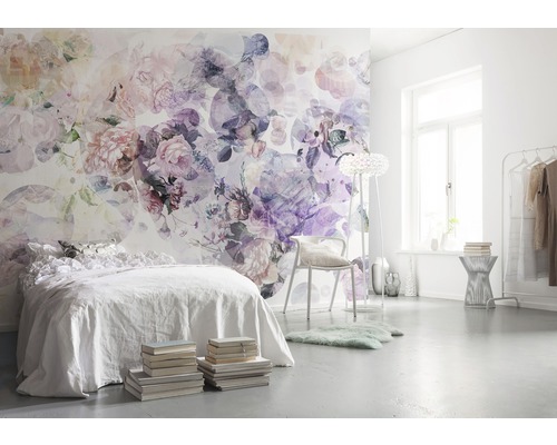 Lichte kamer met fotobehang met bloemmotief, bed en accessoires