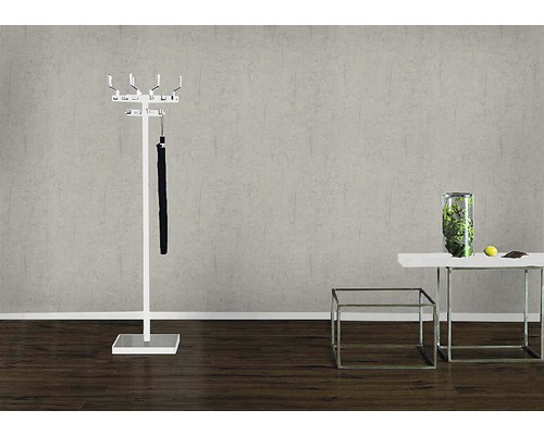 Kapstok met paraplu en bijzettafels in een lichte ruimte