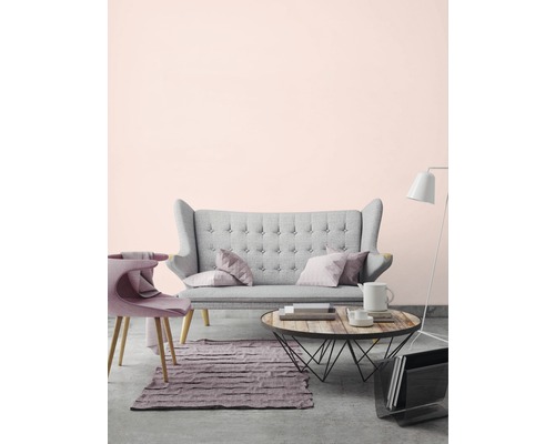 Woonkamer met bank, fauteuil, tapijt en salontafel