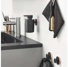 Badkamer wastafel met kraan, zeepdispenser, handdoek, borstel en haken