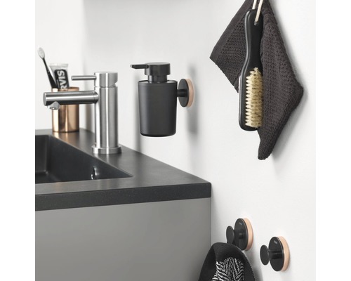 Badkamer wastafel met kraan, zeepdispenser, handdoek, borstel en haken