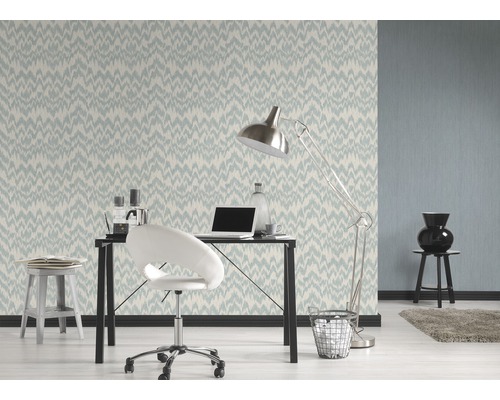 Kantoor met behang met patroon, bureau en kantoormeubilair