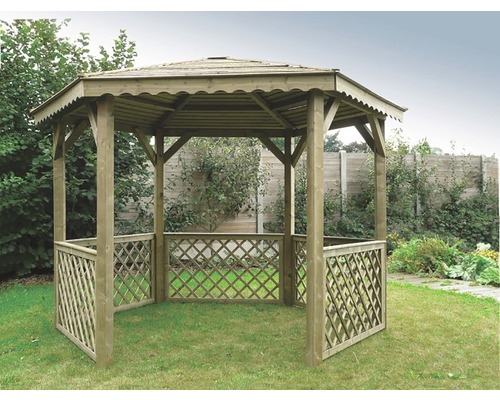 Houten tuinpaviljoen met zeshoekig dak en latwerkhek