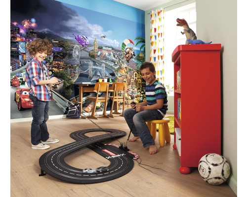 Kinderkamer met fotobehang, racebaan en twee spelende jongens