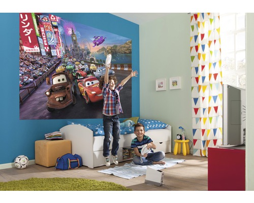 Kinderkamer met muurschildering racecircuit, bed en spelende kinderen