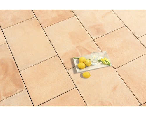 Terrastegels van steen met citroenen en drank op een dienblad