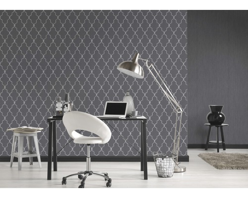 Studeerkamer met patroonbehang, bureau en bureaustoel