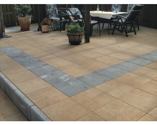 Terras met bestrating en zithoek in de buitenlucht