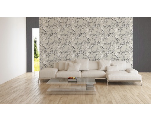 Woonkamer met bloemenbehang, bank en glazen tafel