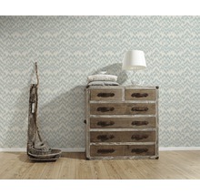 Decoratieve kamer met behang met motief, houten commode en tafellamp