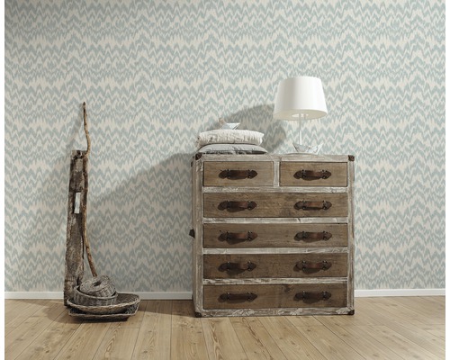 Decoratieve kamer met behang met motief, houten commode en tafellamp