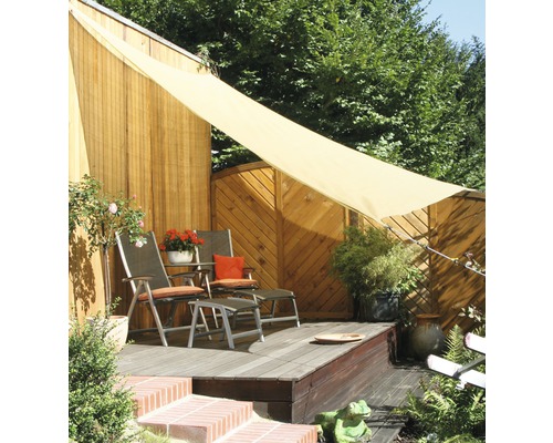 Terras met zonnescherm, tuinmeubelen en planten