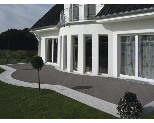Terras met bestrating voor een woonhuis