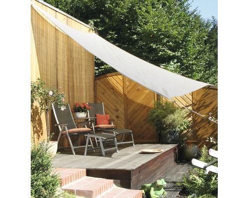 Zonnescherm over een terras met tuinmeubelen als schaduwvoorziening