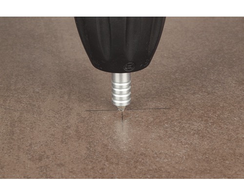 Tegelsnijder in gebruik op tegel