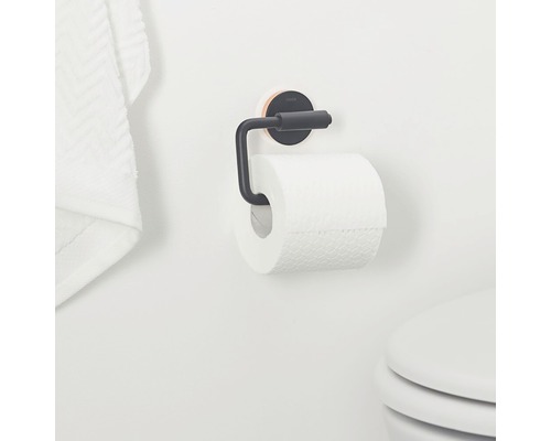 Toiletpapierhouder met rol toiletpapier aan een badkamermuur
