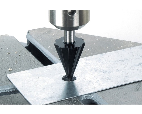 Ontbramer in gebruik op een metalen plaat