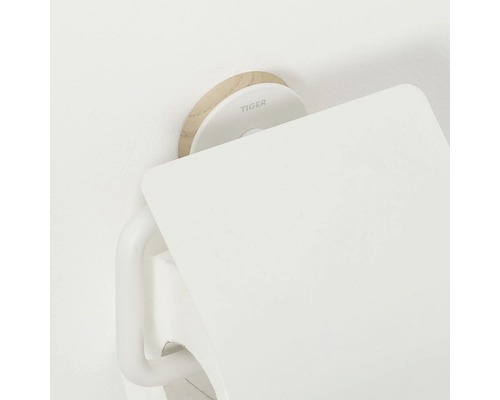 Tiger Logo op een toiletpapierhouder