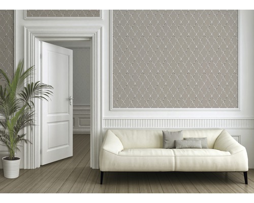 Lichte kamer met decoratief behang, bank en kamerplant