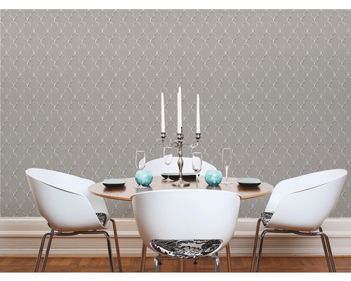 Eetkamer met eettafel, stoelen en patroonbehang