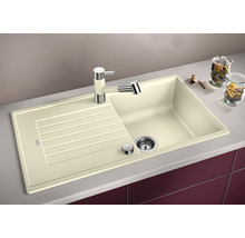 Beige gootsteen met afdruiprek, kraan en zeepdispenser