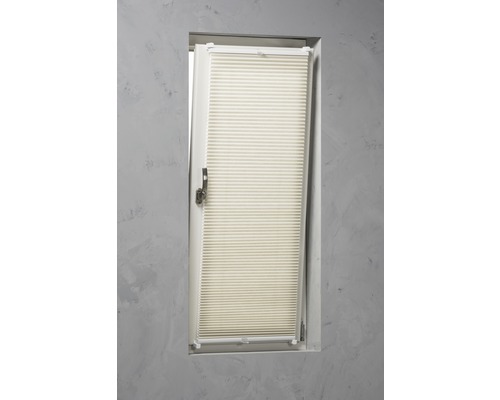 Plisségordijn in raamkozijn voor lichtregulering en privacy.