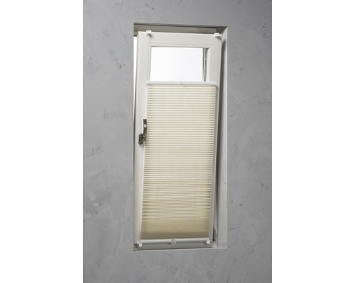 Plisségordijn op het raam voor lichtregeling en privacy