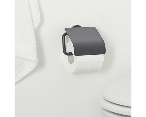 Toiletpapierhouder met klep aan een muur