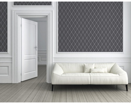 Woonkamer met grijs patroonbehang, witte bank en open deur