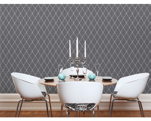 Eetkamer met patroonbehang, eettafel en stoelen