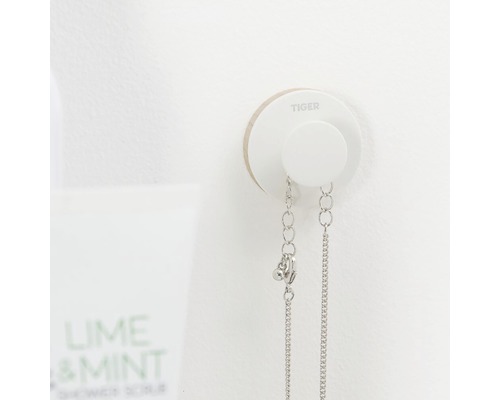 Tiger Logo op een badkamerhaak met een ketting