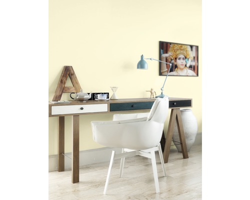 Werkkamer met bureau, lamp, stoel en decoraties voor een heldere en georganiseerde sfeer