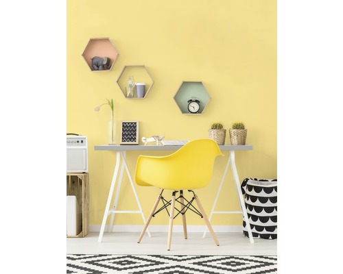 Lichte werkkamer met bureau, gele stoel en decoratieve planken