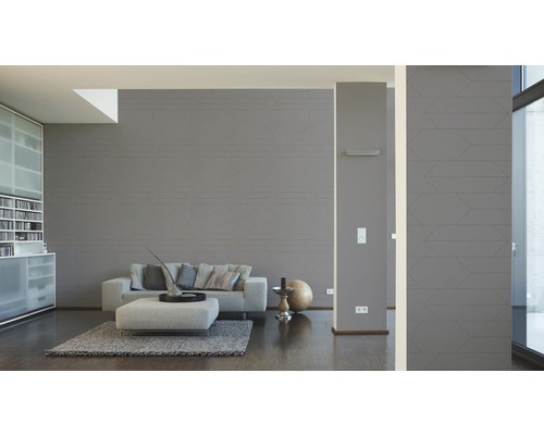 Lichte woonkamer met bank, kruk, rek en wand met patroon