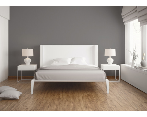 Lichte slaapkamer met wit bed, nachtkastjes en lampen op houten vloer