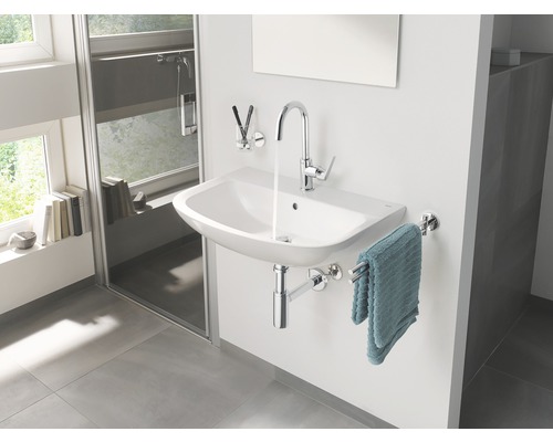 Badkamer met wastafel, kraan, handdoekhouder en planchet