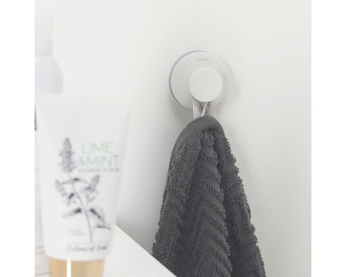 Tiger Logo. Handdoekhouder met een grijze handdoek in de badkamer.