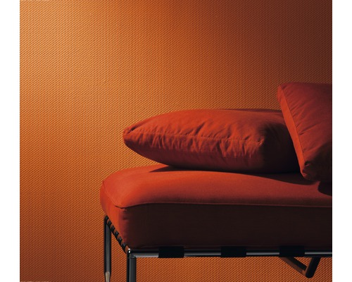 Close-up van een gestructureerd behang en een bank met kussens