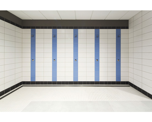 Betegelde doucheruimte met meerdere doucheplaatsen