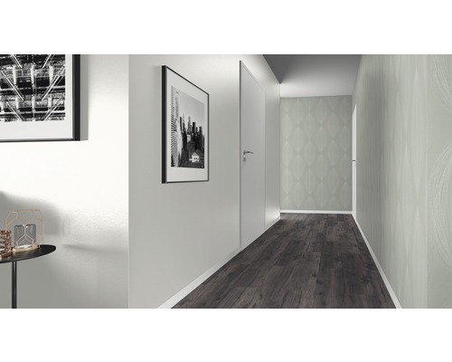 Gang met foto''s aan de muur, een deur en een donkere houten vloer